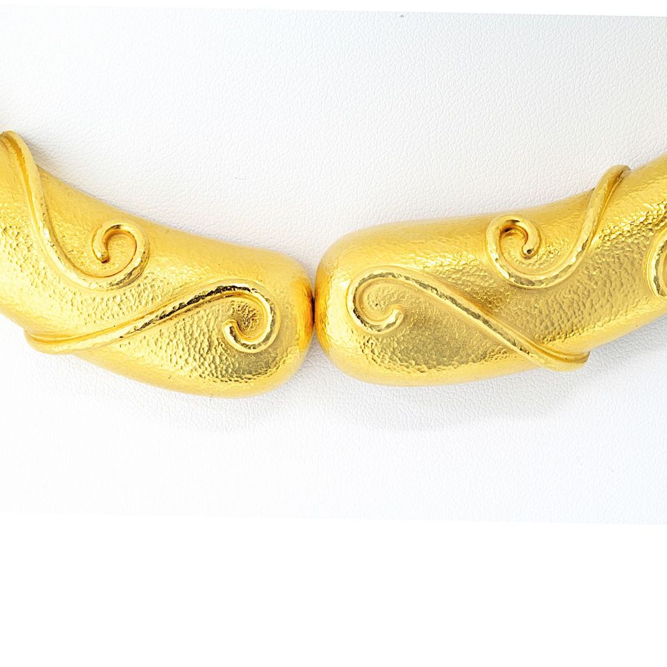 Zolotas Collar 22K Yellow Gold Scroll Hammered Hinged Choker Necklace