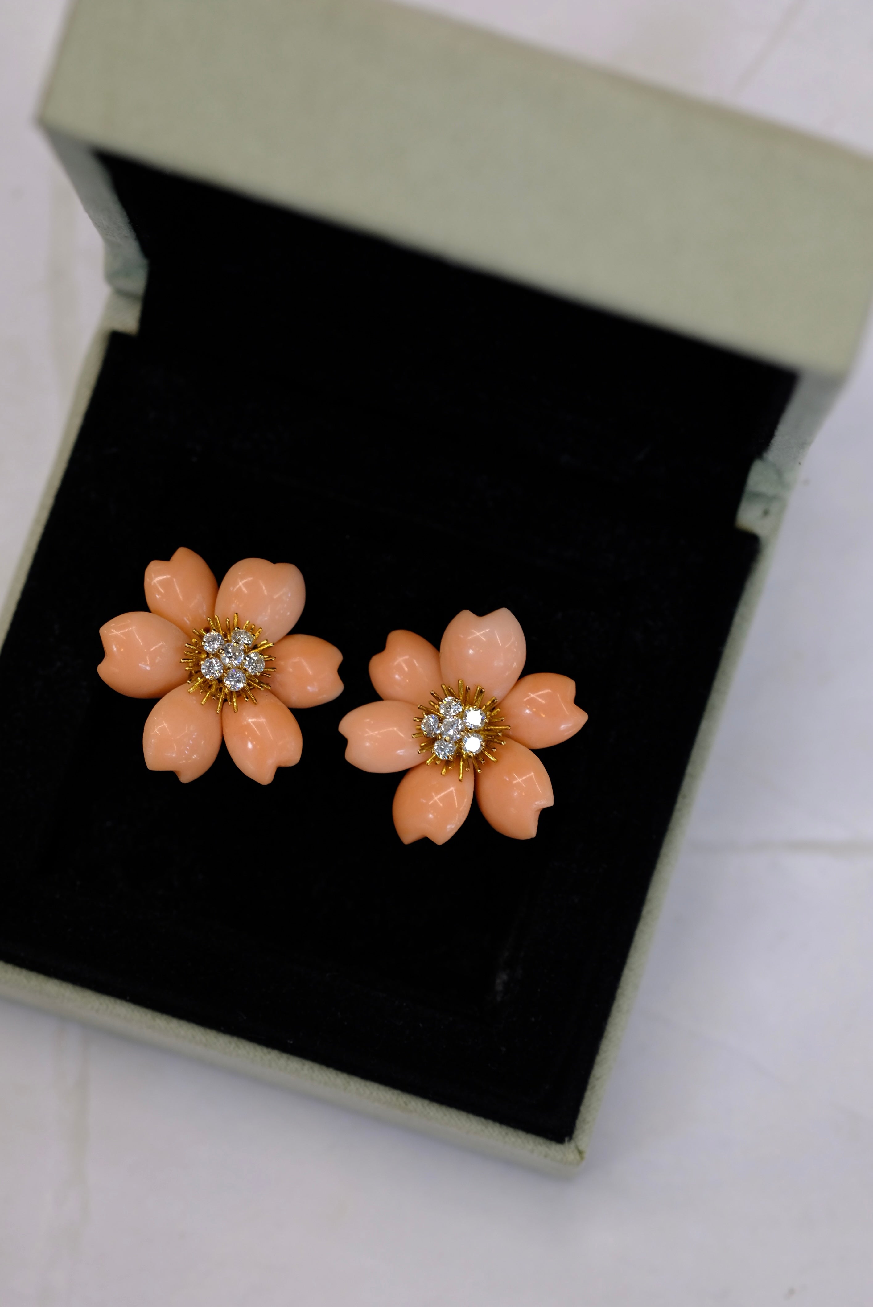 Van Cleef & Arpels Rose de Noel 18K Yellow Gold 1978 Vintage Clip On Coral Earrings