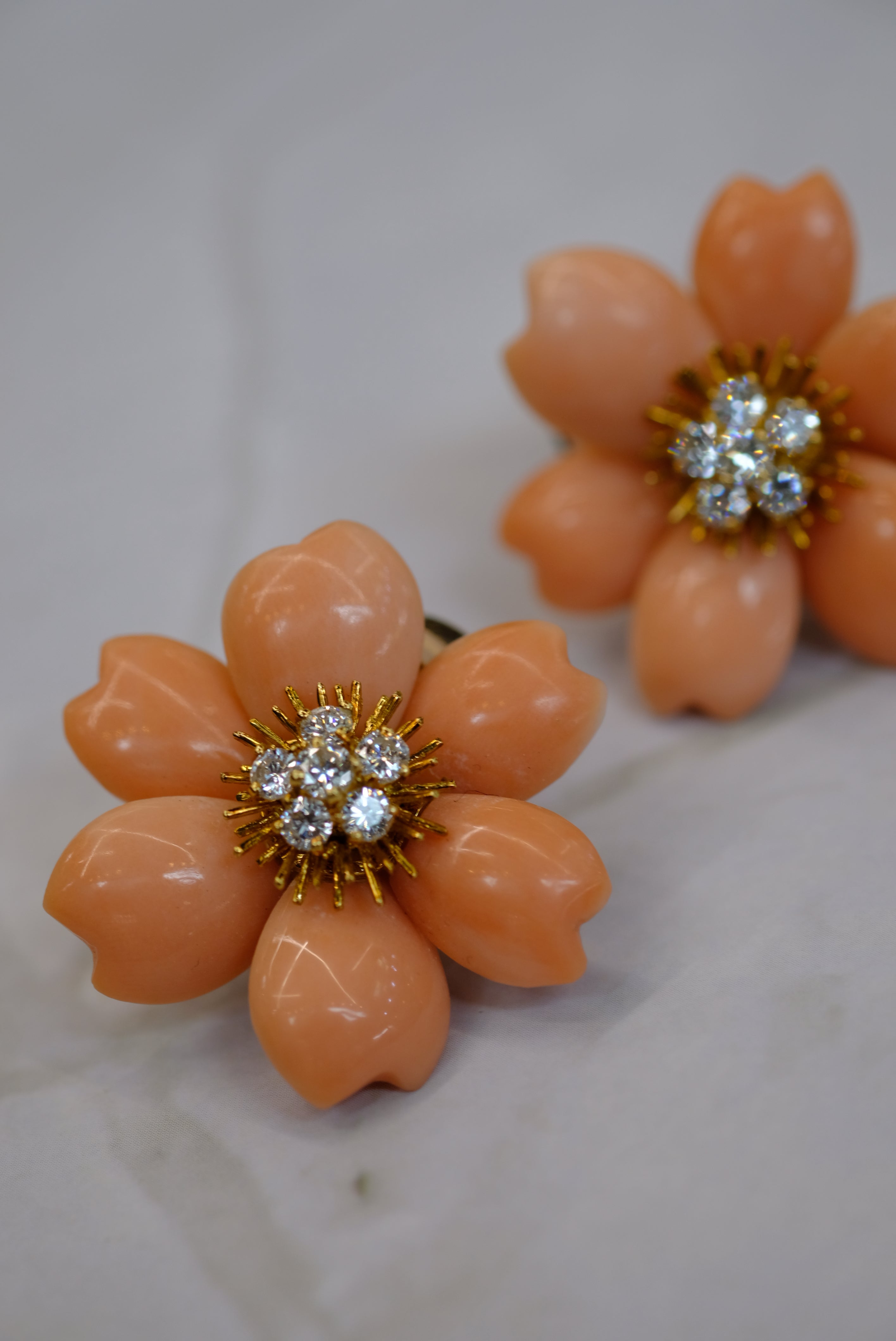 Van Cleef & Arpels Rose de Noel 18K Yellow Gold 1978 Vintage Clip On Coral Earrings