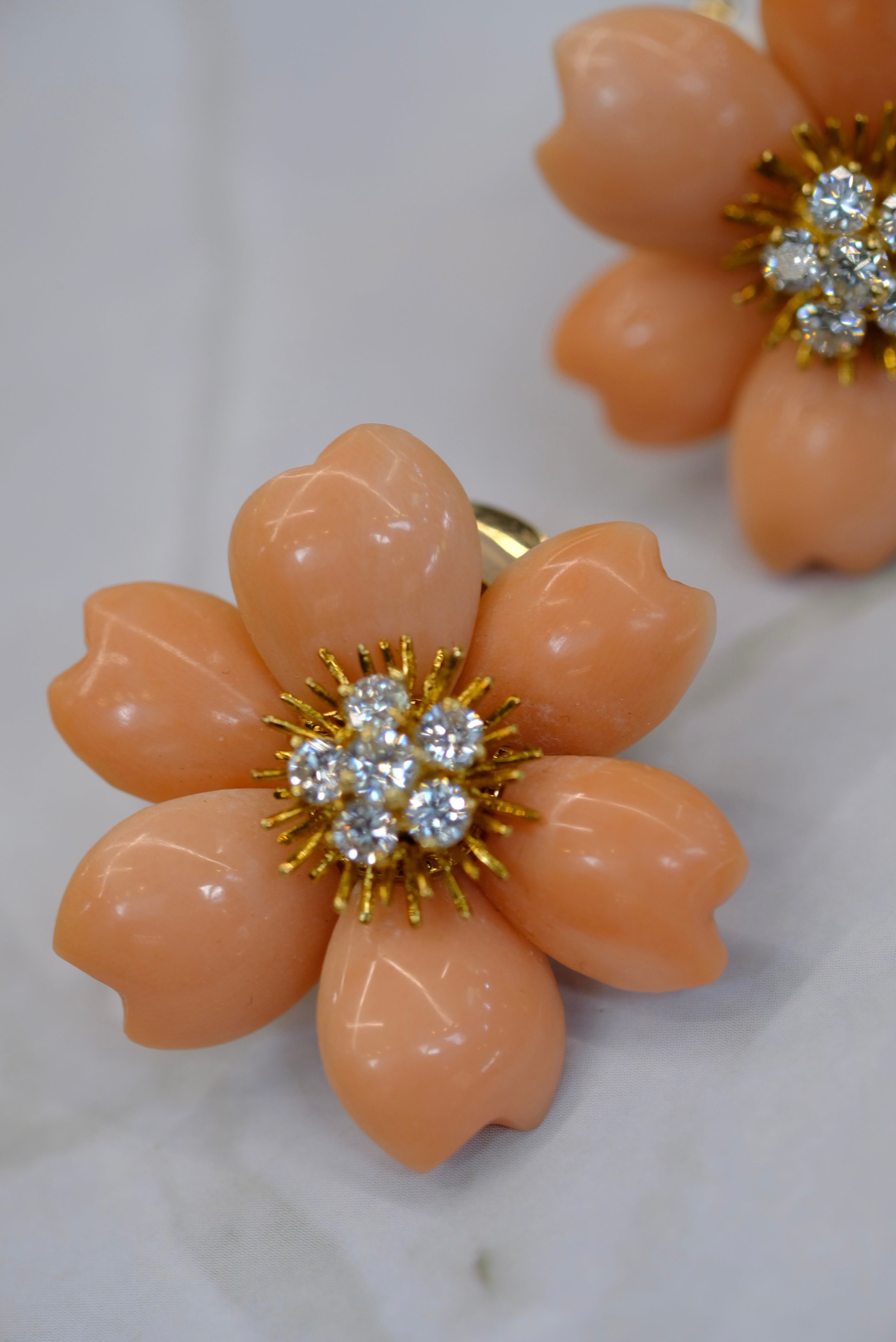 Van Cleef & Arpels Rose de Noel 18K Yellow Gold 1978 Vintage Clip On Coral Earrings
